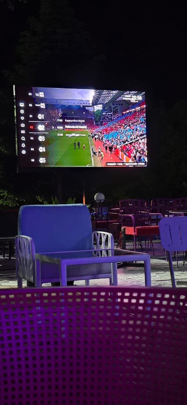 Ekran LED sportiv në natë